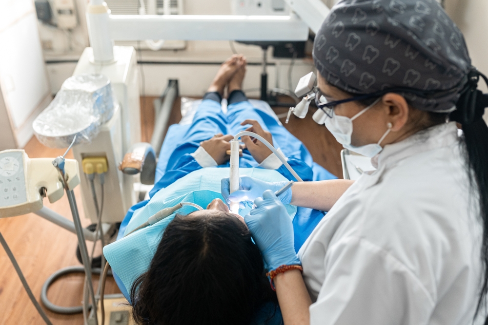 Indian,Woman,Dentist,With,Protective,Mask,,Hat,And,Gloves,Working